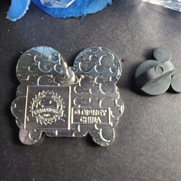 Disney Mickey Mouse Icon Trading Pin Pirate Skull Crossbones Lapel Pin Brooch - Picture 3 of 5